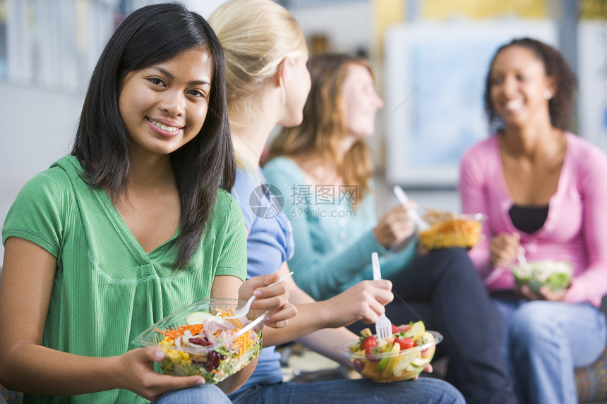 学生午餐时间多样性休闲服情绪同学们棕色着装种族饮食金发女郎休闲装图片