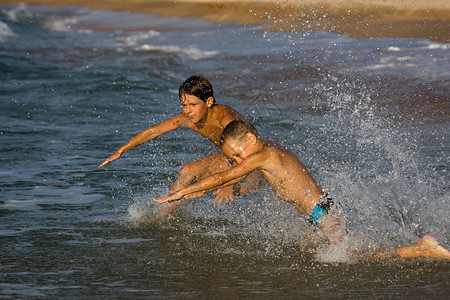 暑暑假娱乐乐趣喜悦游戏孩子们海浪男人背景图片