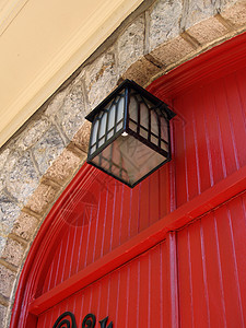 红色门的黑灯笼背景图片
