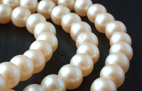 珍珠珠白色项链矿工黑色宝石背景图片