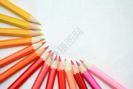 黄 红和粉红色铅笔背景图片