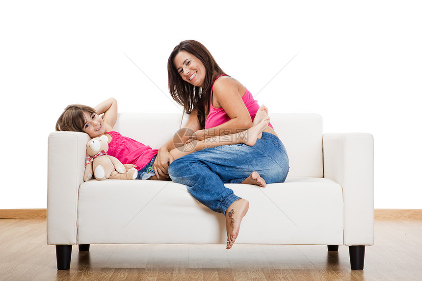与女儿一起怀孕的妇女家庭拥抱女性兄弟长椅妈妈乐趣沙发幸福喜悦图片