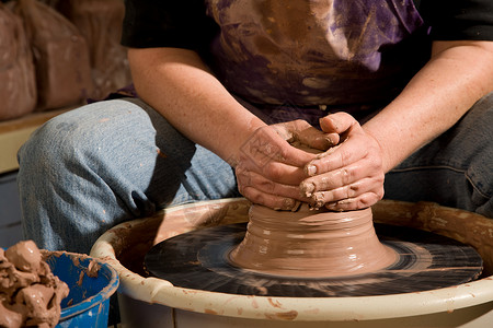 手结粘土 手结黏土跳汰机制品女士陶器投掷旋转罩衫拇指职业女性背景图片