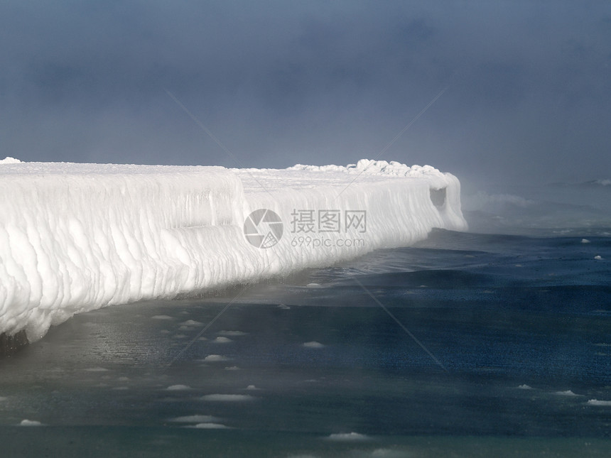 薄雾北极冰川蓝色森林天空气候极地图片