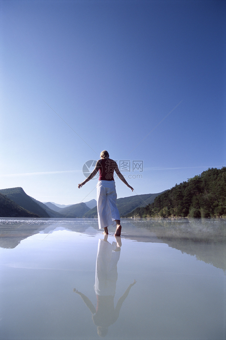 女性户外在风景地点水上行走的妇女成年人大自然湖泊水平人种爬坡相机外表空间成人图片