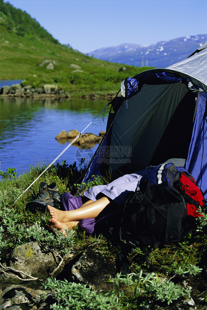 露天野外露营者睡在露营地中湖边成人成年人营地露营装备图片