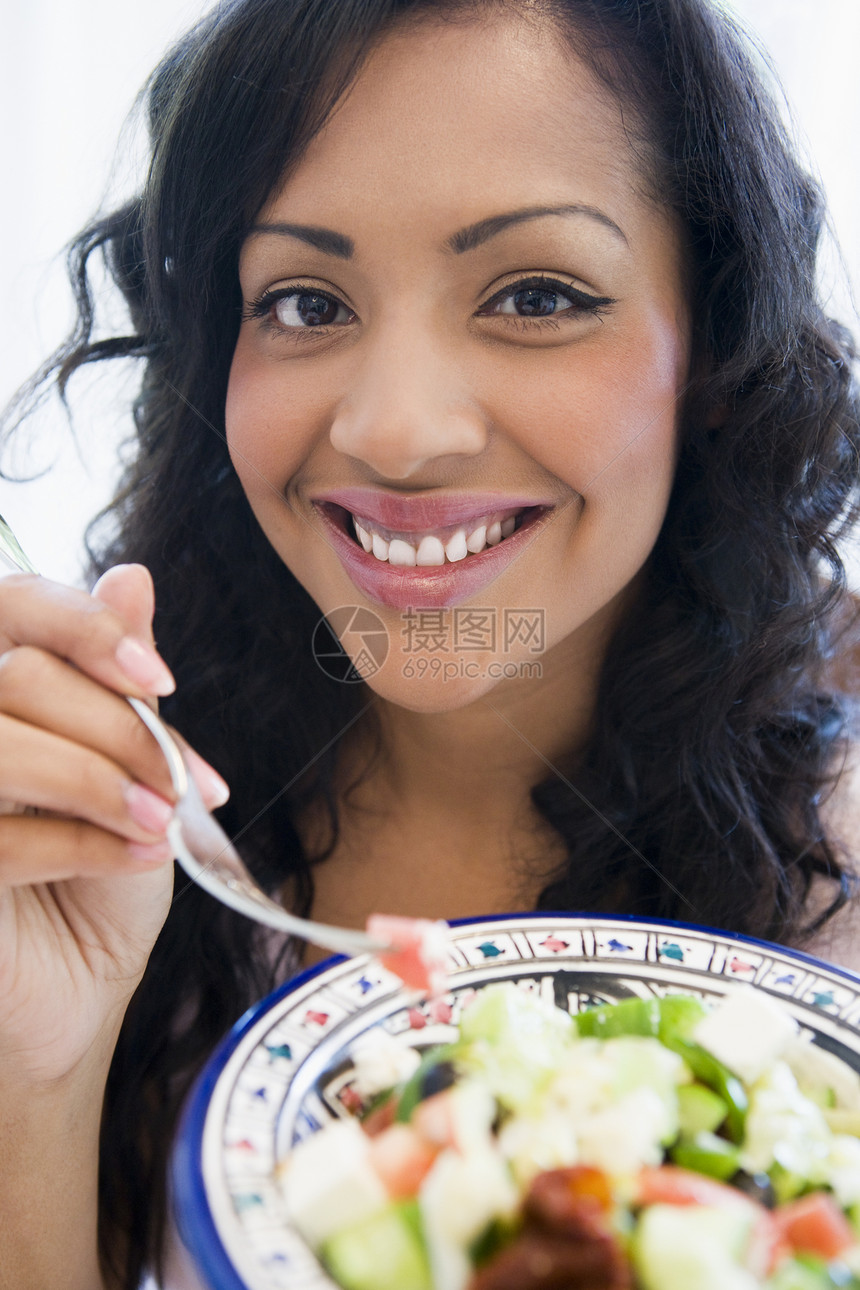 持有沙拉碗和微笑的妇女高键选择性重点食品食物情绪头肩女性焦距幸福美食情感成年人图片