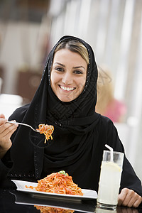 微分焦距餐厅妇女吃意大利面和微笑选择性焦点的女情绪食品饮料焦距美食外表咖啡店成年人人种女性背景