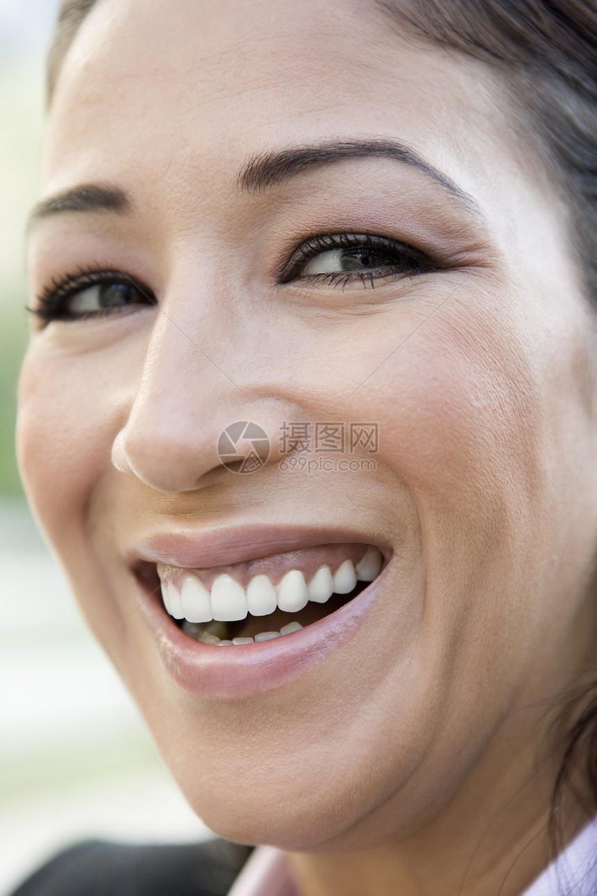 女性在户外露面微笑选择性焦点成人成年人人士生意人商界商业商务公司图片