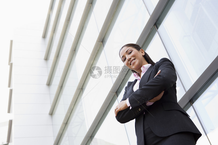 通过建筑物高关键选择性重点在户外站立的女商务人士女性焦距商务成人成年人商业建筑公司商界人士图片