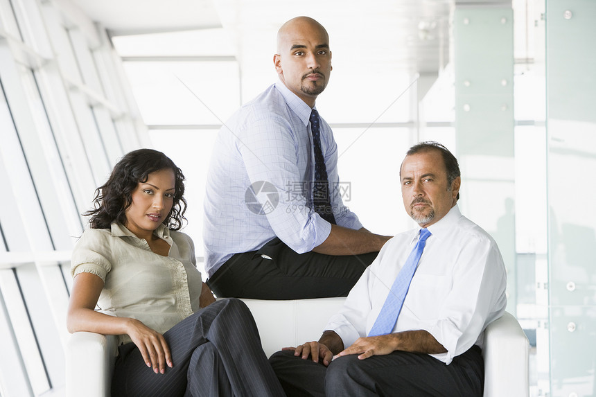 三名坐在室内的商务人士高关键选择性重点成人业务商业同事窗户成年人商务婴儿一代男士图片