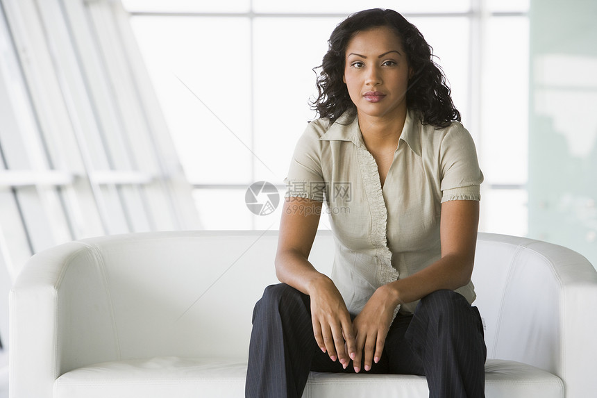 坐在室内的女商务人士高关键选择性重点焦距商业商界生意人商务女性水平成年人成人窗户图片