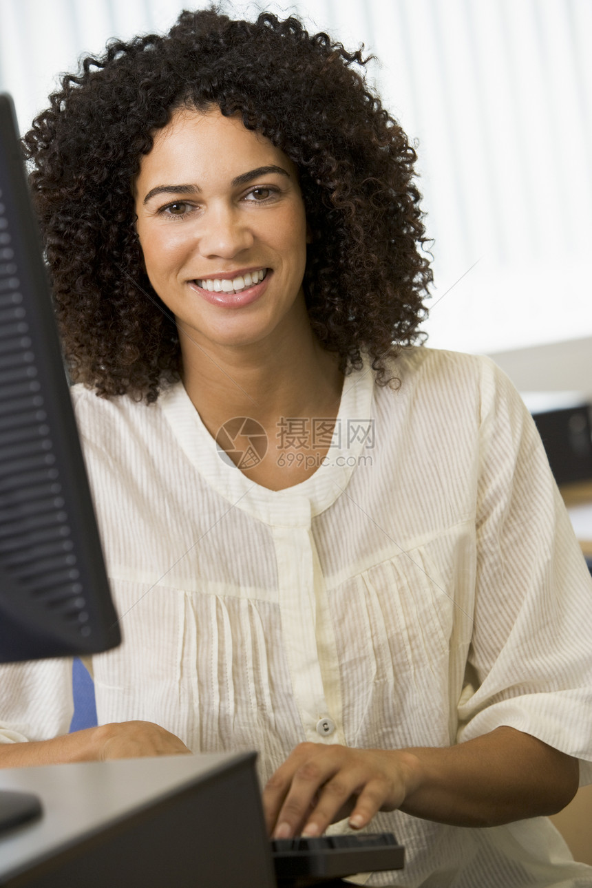 坐在计算机终端机打字高键上的妇女终端服装情绪休闲服成年人电脑成人教育校园情感班级图片