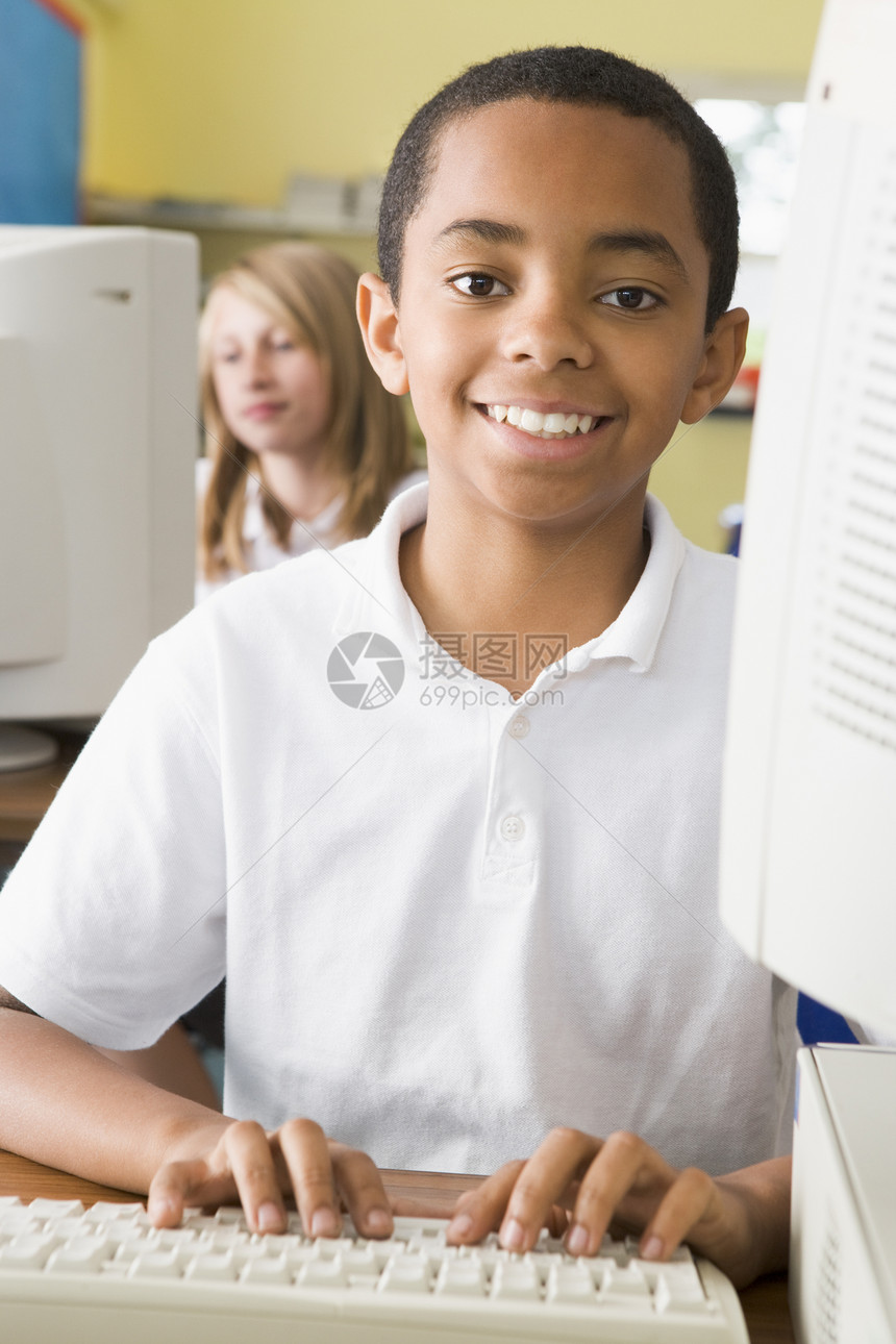 学生在计算机终端打字 背景是学生 选择性焦点孩子们课程人物外表中心孩子同学们男孩们班级电脑图片