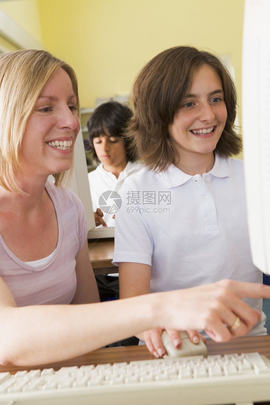 学生和老师在计算机终端打字 背景是学生 选择性焦点孩子们孩子外表电脑人物成人休闲服衣服服装休闲图片