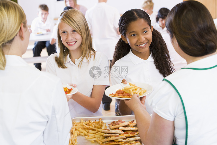 由午餐女职工为食食店里的学生提供服务工人食堂围裙成人孩子汽车服务员油漆工同学背景图片