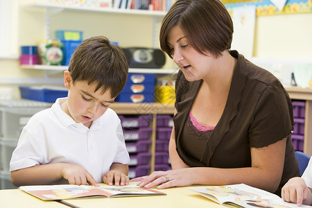 儿童图书日儿童读物有教师阅读选择性重点的班级学生休闲孩子们服饰孩子儿童教育教育性男孩们教室休闲服背景