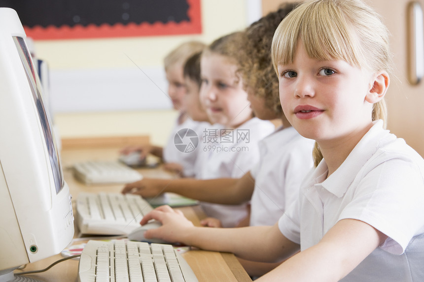 计算机终端班级学生深入田间男生人物课堂男孩们电脑同学种族孩子外表同学们图片
