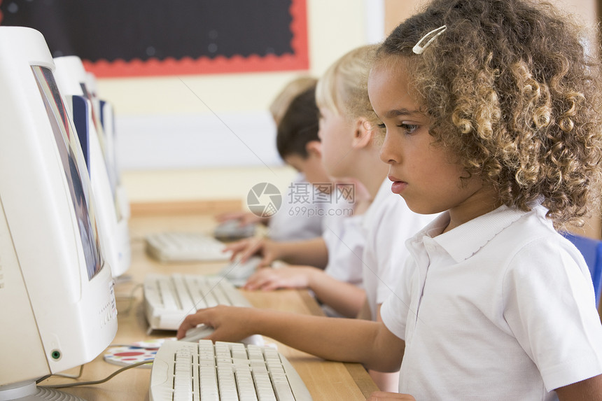 计算机终端班级学生深入田间中心教室人物同学男孩们外表课堂电脑孩子白种人图片