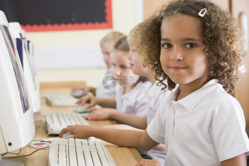 计算机终端班级学生深入田间教室背景孩子们外表男生同学们男孩们课堂人物种族图片