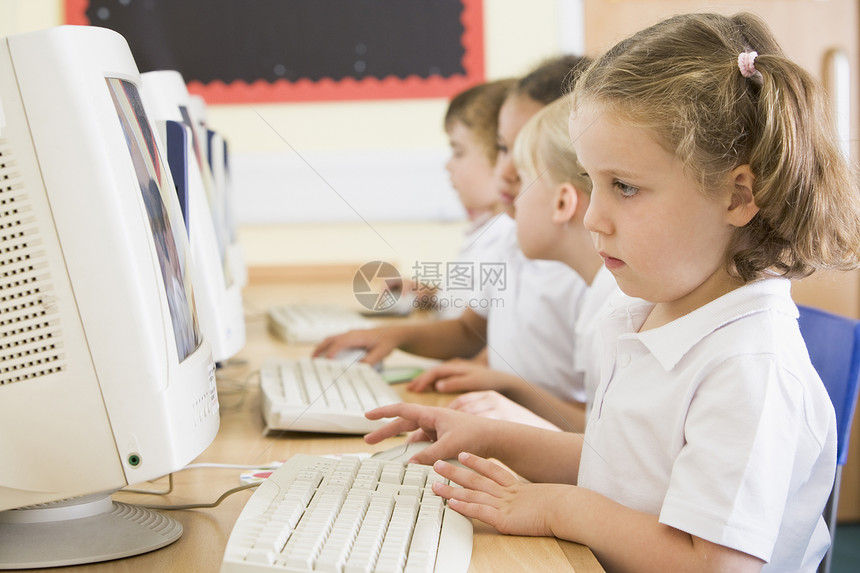 计算机终端班级学生深入田间男孩们白种人中心同学同学们外表课堂孩子男生背景图片