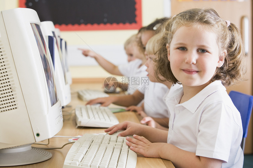 计算机终端班级学生深入田间中心孩子教室背景人物孩子们男生白种人电脑外表图片