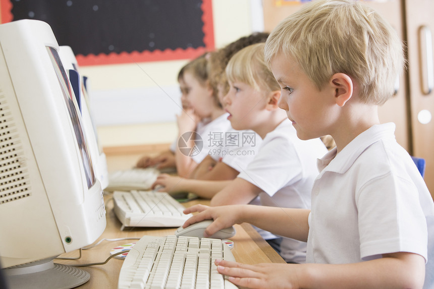 计算机终端班级学生深入田间外表种族背景男孩们电脑同学们中心白种人男生孩子图片
