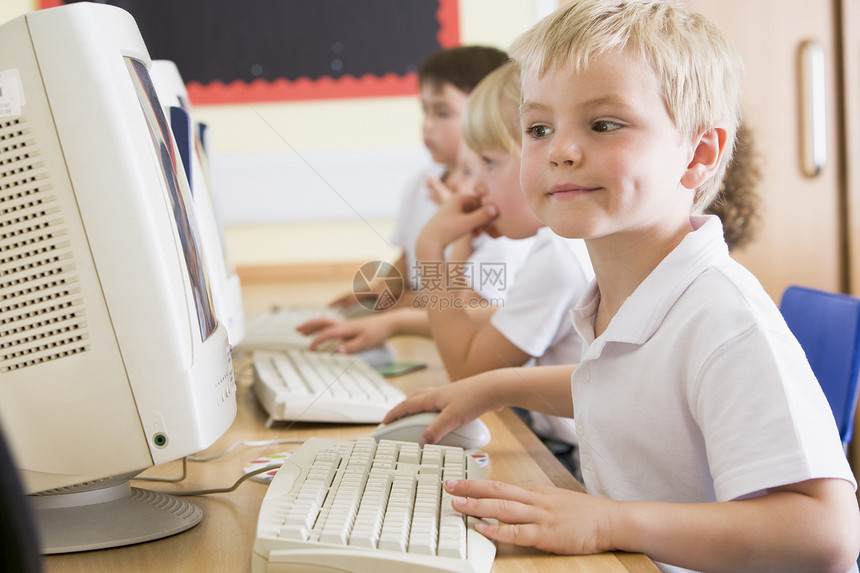 计算机终端班级学生深入田间课堂背景白种人孩子们电脑男孩们孩子电脑室俱乐部同学们图片