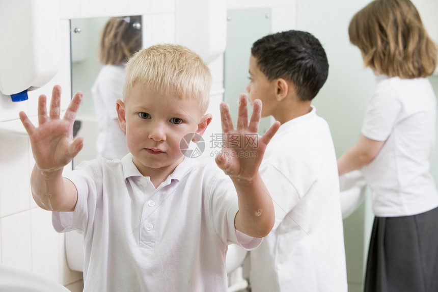 在洗手间用一根举着肥皂手的洗手池的学生选择性重点同学镜子清洁度男孩们水槽正装浴室孩子小学种族图片