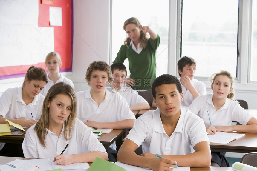 在教室上课的中学生人数 女生种族女孩们同学们多样性镜头教育孩子们朋友人物孩子图片