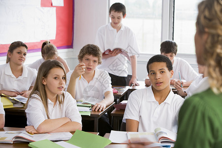 中学学生在课堂上大声朗读的呼声背景图片