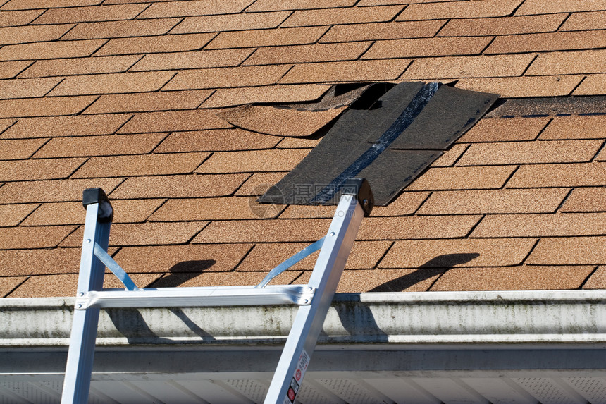 损坏的屋顶闪光灯修理房子损害边缘建筑排水沟建造卵石材料沥青天气图片