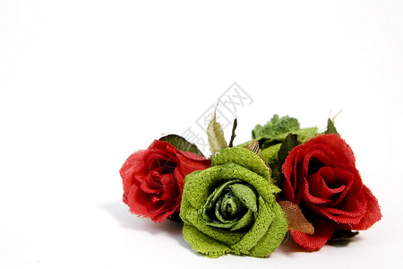 带有复制空间的红玫瑰和绿玫瑰礼物宏观绿色白色花朵织物背景图片