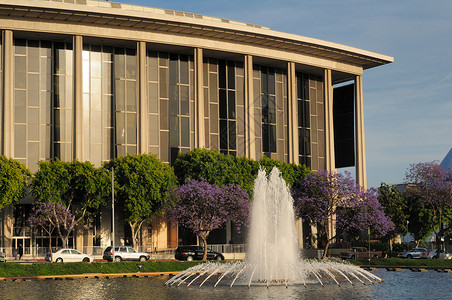 歌剧院和喷泉背景图片