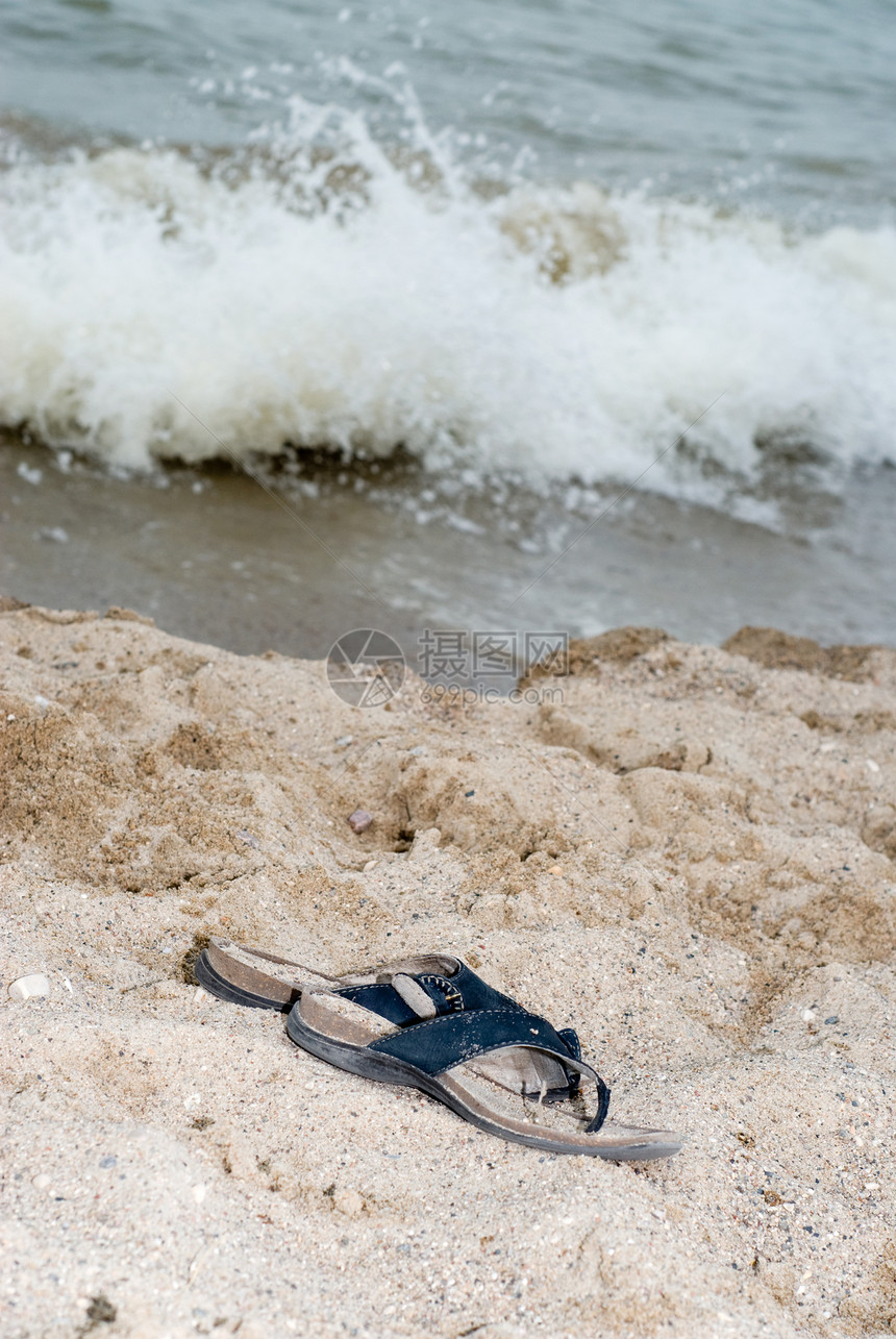 沙滩上的山地微风凉鞋海浪海岸假期支撑鞋类图片