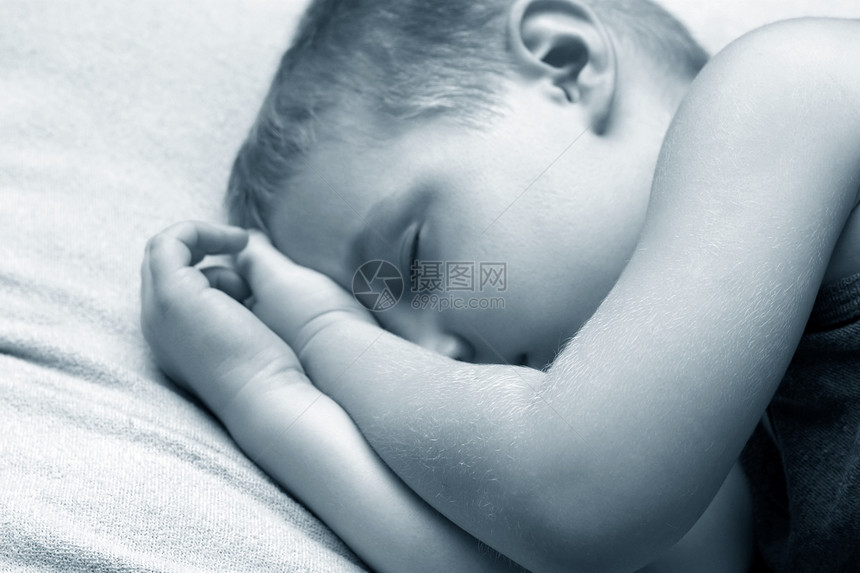睡觉的小孩男生白色孩子们新生儿子孩子母亲婴儿微笑父亲图片