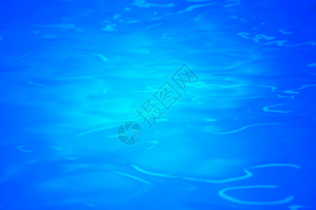 美丽的蓝泳池水 有反光光背景图片