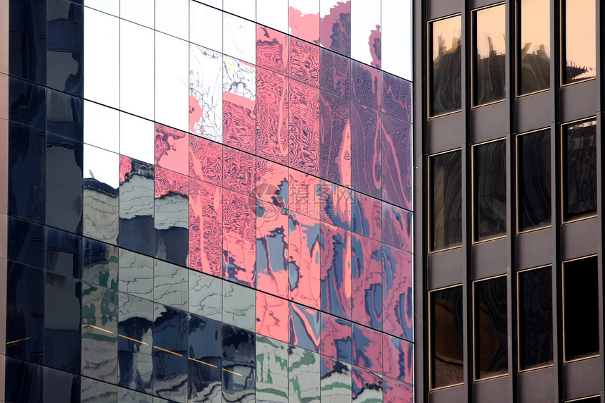 镜子中的反射旗帜摩天大楼市中心建筑物红色城市商业图片