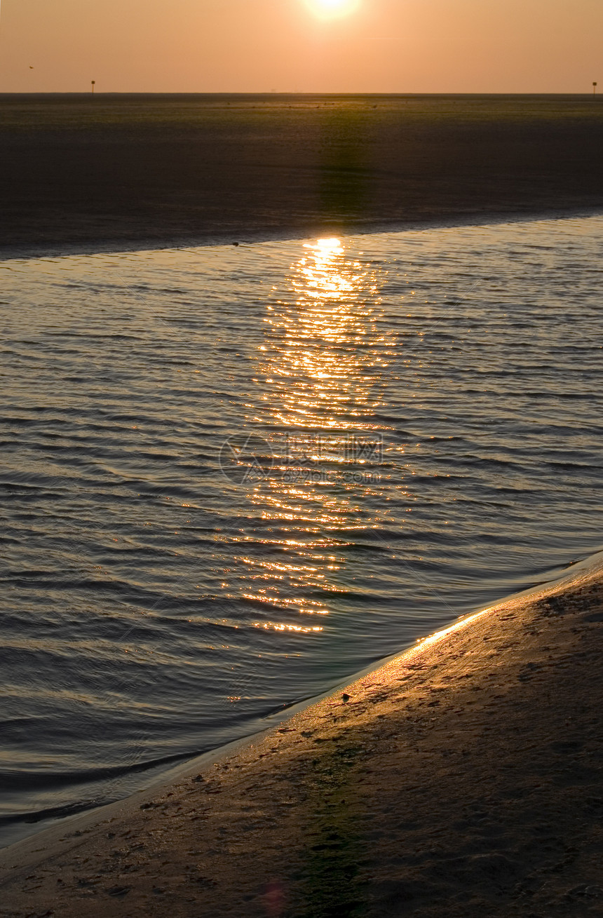 在阿梅兰地的海滩上日出 纳黑地图片