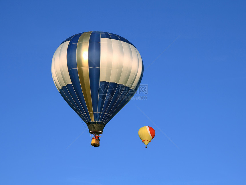 蓝色天空中两个热气球图片