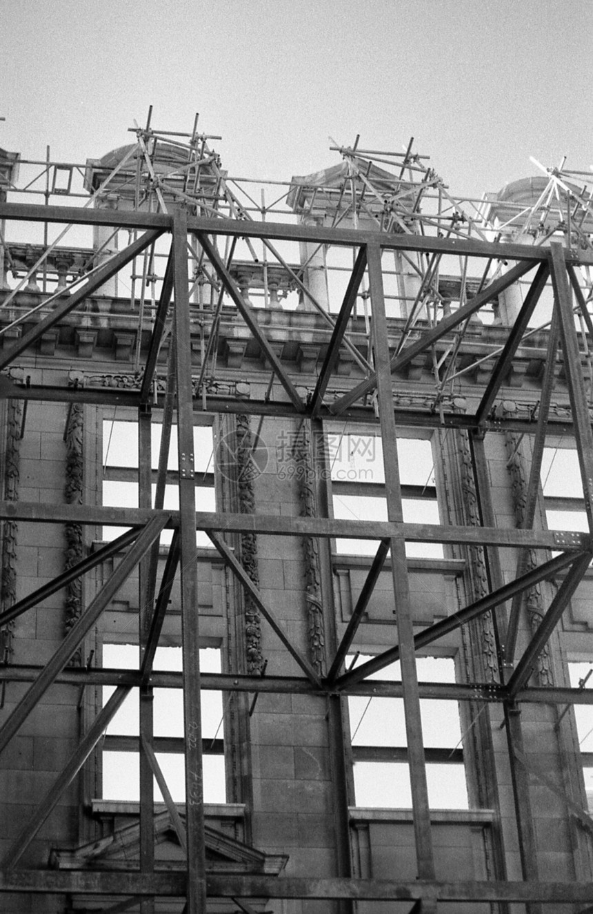 建筑上的脚架装修石头水泥城市墙壁脚手架窗户金属石膏玻璃图片