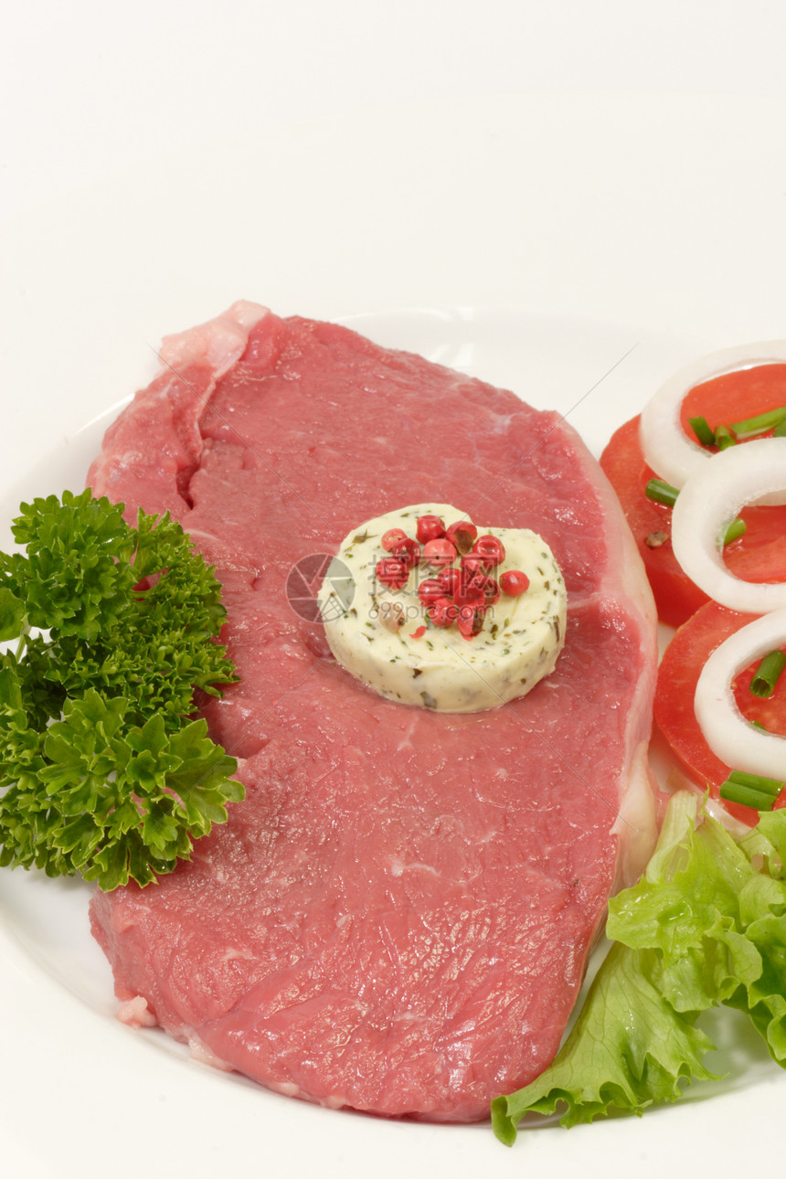 新鲜牛肉沙拉红色洋葱宏观胡椒食物美食午餐盘子蔬菜图片