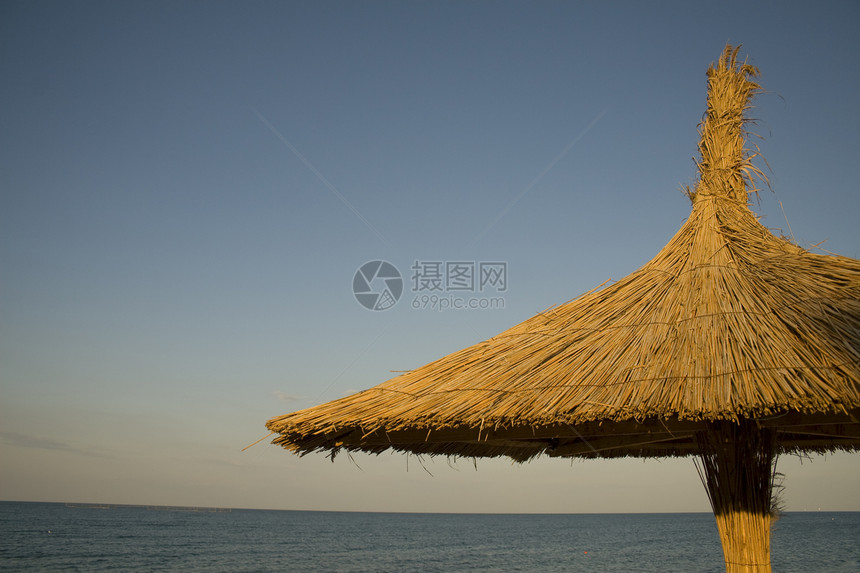 单毛带的雨伞天空旅游木头遮阳棚小岛闲暇海岸叶状体海滨岛屿图片