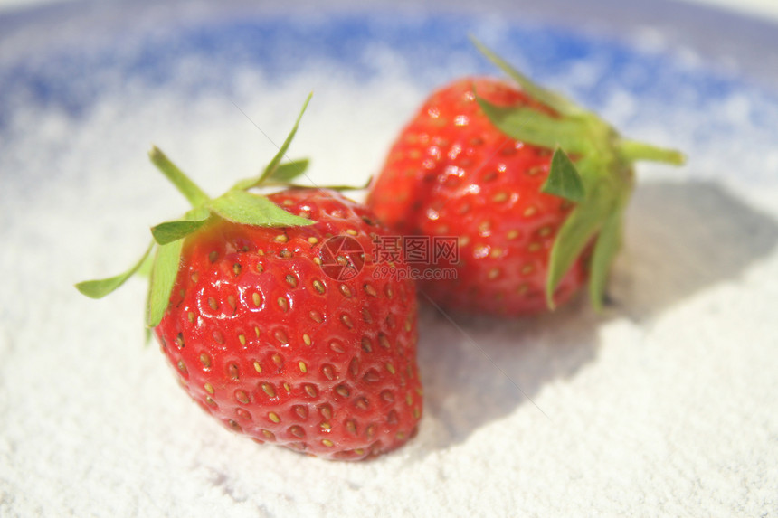 蓝盘上的草莓种子糖霜美食浆果蓝色营养收成水果饮食宏观图片