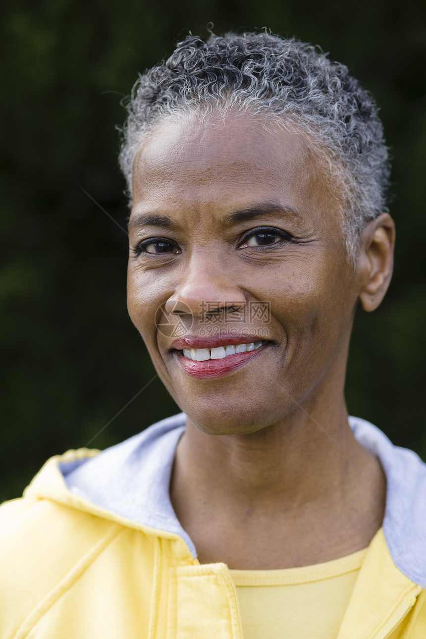 微笑非裔美洲妇女协会女士闲暇灰色女性绿色运动衫微笑个性黄色祖母图片
