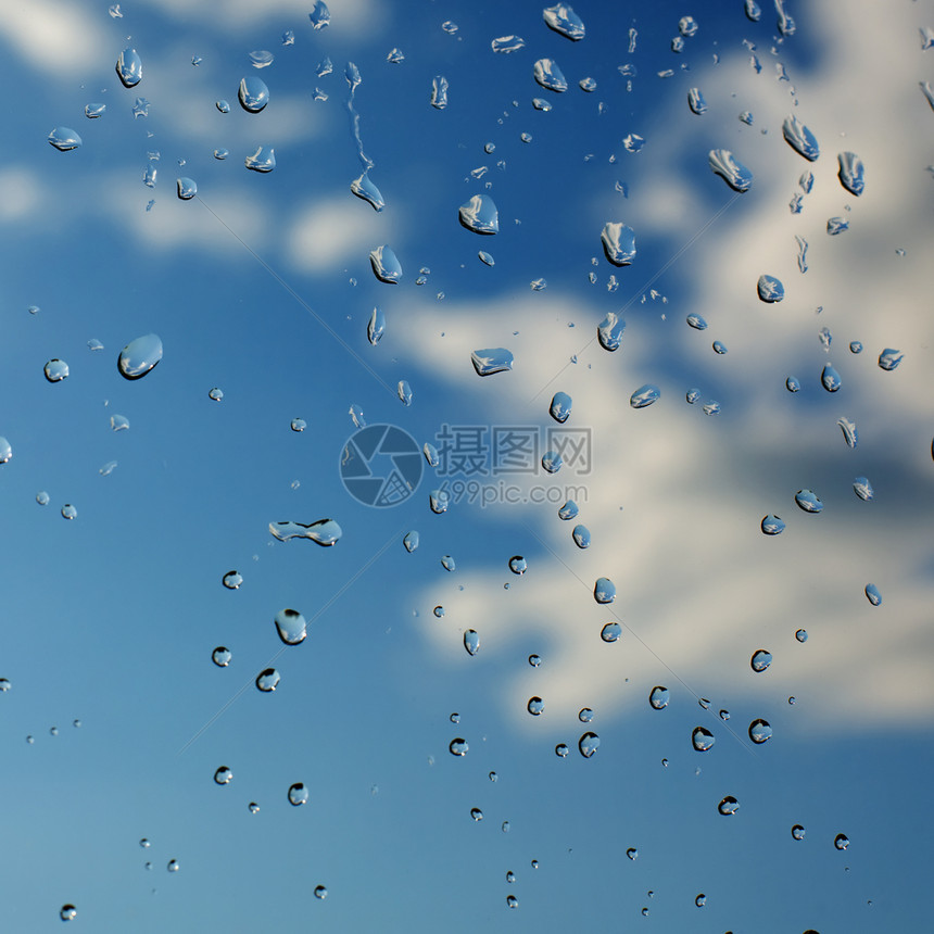 水滴子天空水滴雨滴蓝色白色反射窗户液体宏观图片
