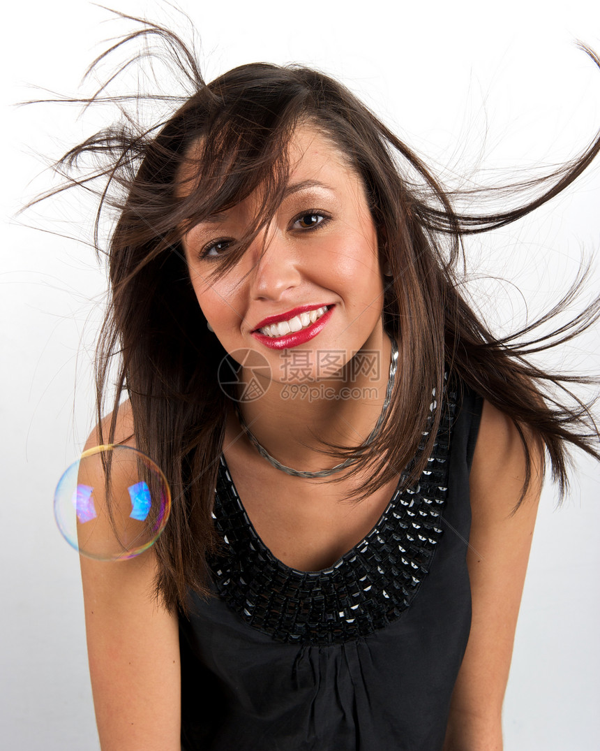 在有泡泡的演播室里的漂亮女人空气女士游戏飞行青年幸福气泡女性喜悦乐趣图片
