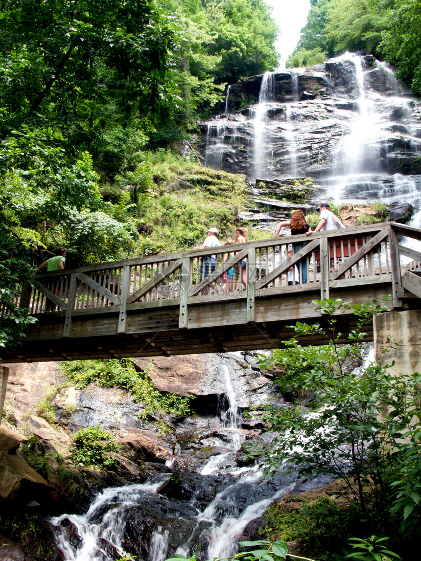 Amicaola瀑布山丘旅游照片游客山脉水域树木公园远足甲板溪流图片