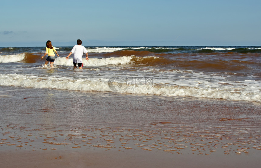 海滩上的男孩和女孩海岸线海岸海浪游泳男生风景支撑青少年海洋孩子们图片