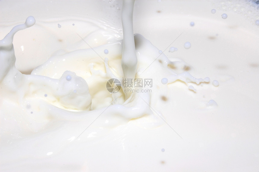 喷洒牛奶玻璃波浪饮食肥皂海浪乳白色宏观流动气泡食物图片